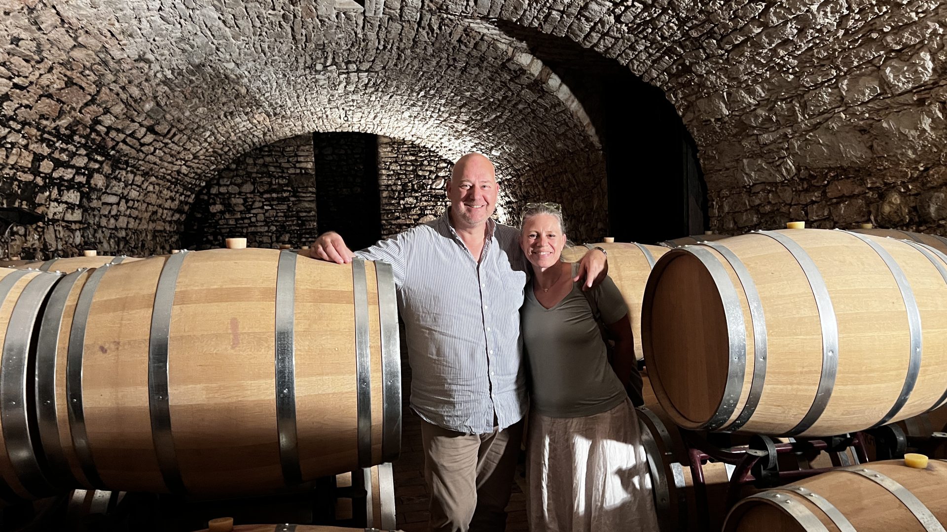 Niels en Yvonne in de wijnkelder van Feragu