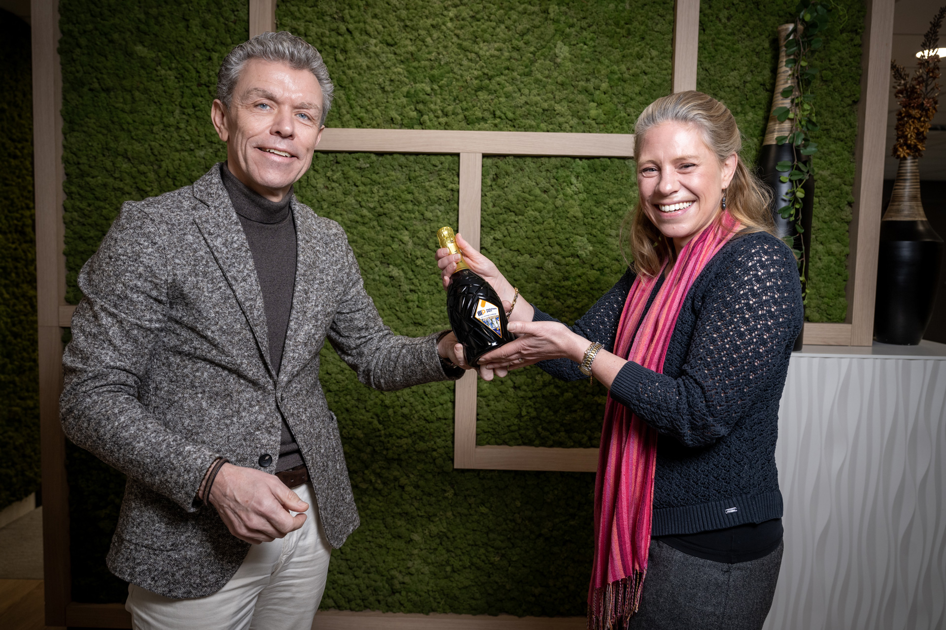 Vier het tekenen van een contract met een heerlijke fles gepersonaliseerde prosecco - Bella d'Oro Wine ©